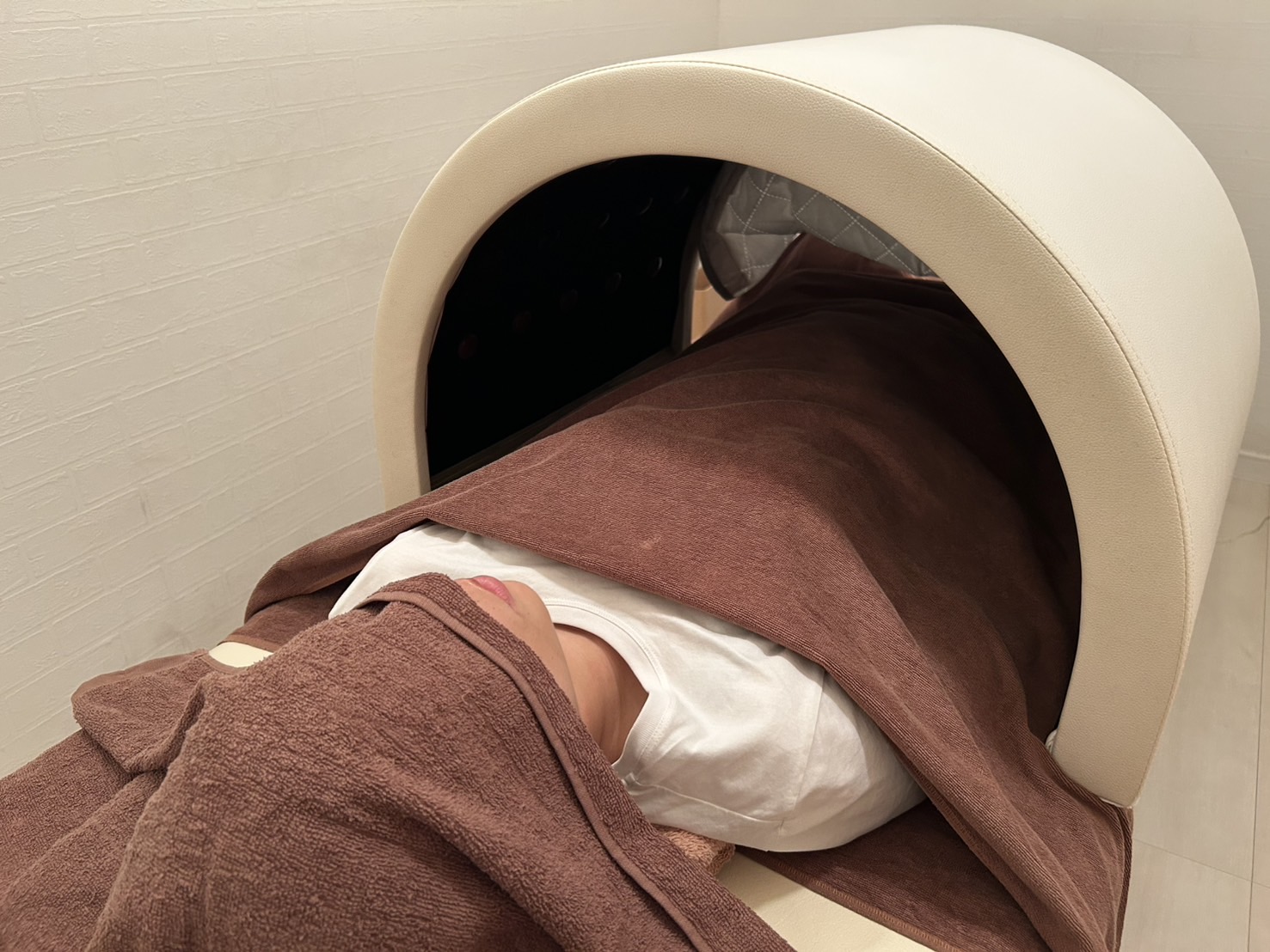 仰向けで頭部，顔のマッサージ